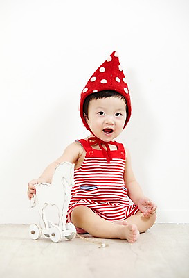 포토 JPG 스튜디오촬영 전신 모자 잡화 남자 어린이라이프 실내 한명 사람 앉기 동양인 앞모습 빨간색 장난감 놀이용품 귀여움 한국인 아기 즐거움 남자만 남자한명만 아기만 남자아기만 남자아기한명만 국내포토 1 라이프스타일 감정 어린이 뷰포인트 컬러 컨셉 모션 인종 내부 오브젝트 파일형식