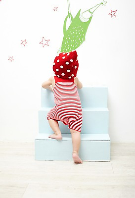 포토 JPG 스튜디오촬영 전신 모자 잡화 남자 어린이라이프 별 벽지 실내 한명 사람 동양인 뒷모습 빨간색 걷기 귀여움 계단 한국인 아기 즐거움 오르기 걸음마 남자만 남자한명만 아기만 남자아기만 남자아기한명만 국내포토 자연요소 1 라이프스타일 감정 어린이 뷰포인트 컬러 컨셉 모션 인종 내부 파일형식