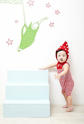 포토 JPG 스튜디오촬영 전신 모자 잡화 남자 어린이라이프 별 벽지 실내 한명 서기 사람 동양인 옆모습 빨간색 귀여움 계단 한국인 아기 즐거움 걸음마 남자만 남자한명만 아기만 남자아기만 남자아기한명만 국내포토 자연요소 1 라이프스타일 감정 어린이 뷰포인트 컬러 컨셉 모션 인종 내부 파일형식