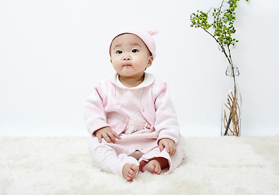 포토 JPG 스튜디오촬영 전신 식물 모자 응시 잡화 여자 어린이라이프 화분 실내 한명 사람 앉기 동양인 앞모습 귀여움 카펫 한국인 매트 아기 즐거움 여자만 여자한명만 아기만 여자아기만 여자아기한명만 국내포토 1 라이프스타일 시선 감정 어린이 뷰포인트 컨셉 모션 인종 내부 파일형식