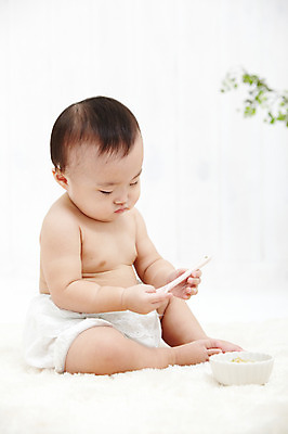 포토 JPG 스튜디오촬영 전신 그릇 여자 어린이라이프 실내 한명 들기 사람 앉기 동양인 숟가락 카펫 한국인 매트 아기 대접 기저귀 이유식 여자만 여자한명만 아기만 여자아기만 여자아기한명만 국내포토 1 라이프스타일 식기 어린이 음식 모션 수저 인종 내부 아기용품 파일형식