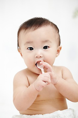 포토 JPG 스튜디오촬영 여자 어린이라이프 실내 한명 들기 사람 동양인 상반신 앞모습 숟가락 한국인 아기 먹기 이유식 여자만 여자한명만 아기만 여자아기만 여자아기한명만 국내포토 1 라이프스타일 어린이 음식 뷰포인트 모션 수저 인종 내부 파일형식