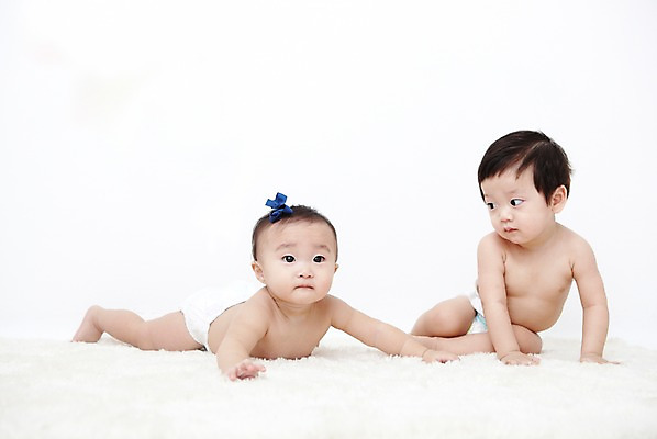 포토 JPG 스튜디오촬영 전신 여자 남자 어린이라이프 엎드리기 실내 사람 앉기 동양인 두명 앞모습 눕기 귀여움 한국인 매트 아기 즐거움 기저귀 아기만 국내포토 라이프스타일 감정 어린이 뷰포인트 컨셉 모션 인종 내부 아기용품 파일형식