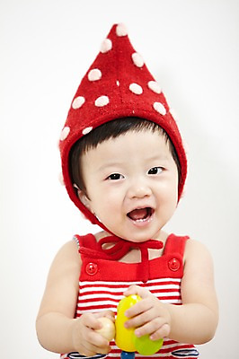 포토 JPG 스튜디오촬영 모자 잡화 남자 어린이라이프 실내 한명 들기 사람 동양인 상반신 앞모습 빨간색 장난감 놀이용품 귀여움 한국인 아기 즐거움 남자만 남자한명만 아기만 남자아기만 남자아기한명만 국내포토 1 라이프스타일 감정 어린이 뷰포인트 컬러 컨셉 모션 인종 내부 오브젝트 파일형식