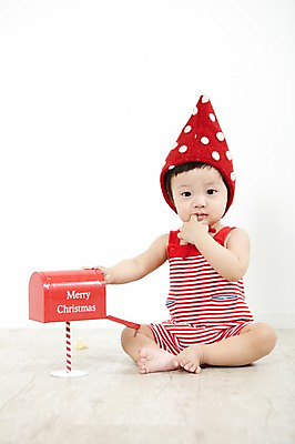 포토 JPG 스튜디오촬영 전신 모자 잡화 기념일 남자 어린이라이프 크리스마스 실내 한명 사람 앉기 동양인 이벤트 앞모습 빨간색 귀여움 한국인 우체통 아기 즐거움 남자만 남자한명만 아기만 남자아기만 남자아기한명만 국내포토 1 라이프스타일 감정 어린이 뷰포인트 컬러 컨셉 모션 인종 내부 파일형식