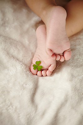 포토 JPG 식물 여자 잎 신체 발 한명 사람 신체부위 이불 아기 클로버 담요 발바닥 세잎클로버 여자만 여자한명만 아기만 여자아기만 여자아기한명만 국내포토 1 침구 파일형식