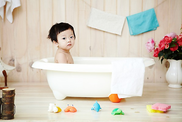 포토 JPG 스튜디오촬영 식물 남자 꽃 어린이라이프 욕조 실내 한명 사람 동양인 상반신 옆모습 수건 위생용품 장난감 귀여움 꽃병 목욕 한국인 아기 나무울타리 남자만 남자한명만 아기만 남자아기만 남자아기한명만 국내포토 1 라이프스타일 어린이 뷰포인트 생활용품 컨셉 인종 내부 울타리 청결 파일형식