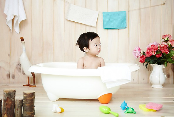 포토 JPG 스튜디오촬영 식물 응시 남자 꽃 어린이라이프 오리 욕조 실내 한명 사람 동양인 상반신 앞모습 수건 위생용품 장난감 귀여움 꽃병 목욕 한국인 아기 나무울타리 남자만 남자한명만 아기만 남자아기만 남자아기한명만 국내포토 1 라이프스타일 시선 어린이 뷰포인트 생활용품 컨셉 조류 인종 내부 울타리 청결 파일형식