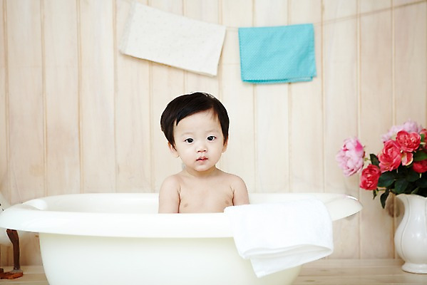 포토 JPG 스튜디오촬영 식물 남자 꽃 어린이라이프 욕조 실내 한명 사람 동양인 상반신 앞모습 수건 위생용품 귀여움 꽃병 목욕 한국인 아기 남자만 남자한명만 아기만 남자아기만 남자아기한명만 국내포토 1 라이프스타일 어린이 뷰포인트 생활용품 컨셉 인종 내부 청결 파일형식