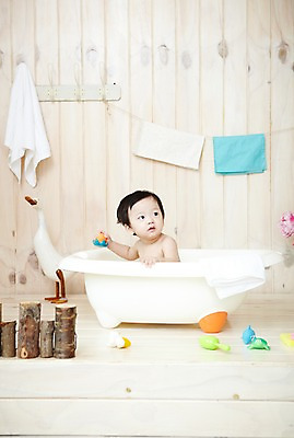 포토 JPG 스튜디오촬영 응시 남자 어린이라이프 오리 욕조 실내 한명 들기 사람 동양인 상반신 수건 위생용품 장난감 귀여움 목욕 한국인 아기 나무울타리 남자만 남자한명만 아기만 남자아기만 남자아기한명만 국내포토 1 라이프스타일 시선 어린이 생활용품 컨셉 모션 조류 인종 내부 울타리 청결 파일형식