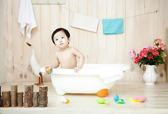 포토 JPG 스튜디오촬영 식물 응시 남자 꽃 어린이라이프 오리 욕조 실내 한명 들기 사람 동양인 상반신 앞모습 수건 위생용품 장난감 귀여움 꽃병 목욕 한국인 아기 나무울타리 남자만 남자한명만 아기만 남자아기만 남자아기한명만 국내포토 1 라이프스타일 시선 어린이 뷰포인트 생활용품 컨셉 모션 조류 인종 내부 울타리 청결 파일형식