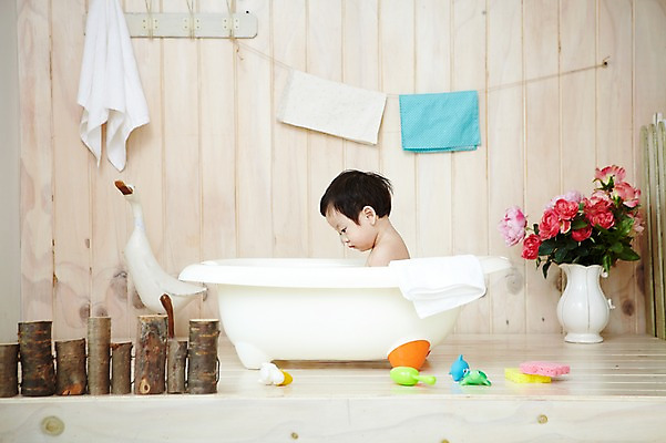 포토 JPG 스튜디오촬영 식물 남자 꽃 어린이라이프 오리 욕조 실내 한명 사람 동양인 상반신 옆모습 수건 위생용품 장난감 귀여움 꽃병 목욕 한국인 아기 나무울타리 남자만 남자한명만 아기만 남자아기만 남자아기한명만 국내포토 1 라이프스타일 어린이 뷰포인트 생활용품 컨셉 조류 인종 내부 울타리 청결 파일형식