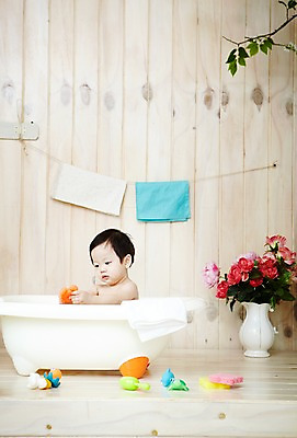 포토 JPG 스튜디오촬영 식물 남자 꽃 어린이라이프 욕조 실내 한명 들기 사람 동양인 상반신 옆모습 수건 위생용품 장난감 귀여움 꽃병 목욕 한국인 나뭇가지 아기 남자만 남자한명만 아기만 남자아기만 남자아기한명만 국내포토 나무 1 라이프스타일 어린이 뷰포인트 생활용품 컨셉 모션 인종 내부 청결 파일형식