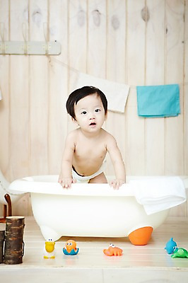 포토 JPG 스튜디오촬영 남자 어린이라이프 욕조 실내 한명 서기 사람 동양인 앞모습 수건 위생용품 장난감 귀여움 목욕 한국인 아기 기저귀 나무울타리 남자만 남자한명만 아기만 남자아기만 남자아기한명만 국내포토 1 라이프스타일 어린이 뷰포인트 생활용품 컨셉 모션 인종 내부 울타리 청결 아기용품 파일형식