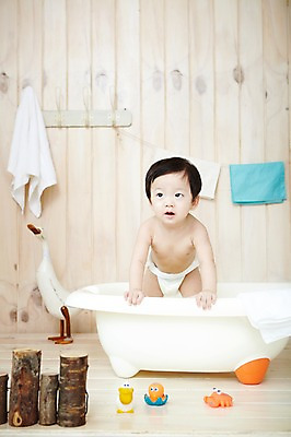 포토 JPG 스튜디오촬영 남자 어린이라이프 오리 욕조 실내 한명 서기 사람 동양인 앞모습 수건 위생용품 장난감 귀여움 목욕 한국인 아기 기저귀 나무울타리 남자만 남자한명만 아기만 남자아기만 남자아기한명만 국내포토 1 라이프스타일 어린이 뷰포인트 생활용품 컨셉 모션 조류 인종 내부 울타리 청결 아기용품 파일형식
