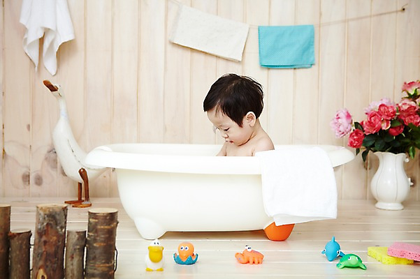 포토 JPG 스튜디오촬영 식물 남자 꽃 어린이라이프 오리 욕조 실내 한명 사람 동양인 상반신 옆모습 수건 위생용품 장난감 귀여움 꽃병 목욕 한국인 아기 나무울타리 남자만 남자한명만 아기만 남자아기만 남자아기한명만 국내포토 1 라이프스타일 어린이 뷰포인트 생활용품 컨셉 조류 인종 내부 울타리 청결 파일형식