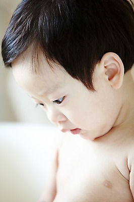 포토 JPG 스튜디오촬영 응시 남자 어린이라이프 실내 한명 사람 동양인 근접촬영 상반신 옆모습 아웃포커스 귀여움 한국인 아기 남자만 남자한명만 아기만 남자아기만 남자아기한명만 국내포토 1 라이프스타일 시선 어린이 뷰포인트 컨셉 촬영기법 인종 내부 파일형식