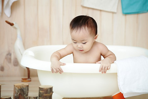 포토 JPG 스튜디오촬영 응시 여자 어린이라이프 오리 욕조 실내 한명 사람 동양인 상반신 앞모습 위생용품 귀여움 목욕 한국인 아기 여자만 여자한명만 아기만 여자아기만 여자아기한명만 국내포토 1 라이프스타일 시선 어린이 뷰포인트 생활용품 컨셉 조류 인종 내부 청결 파일형식