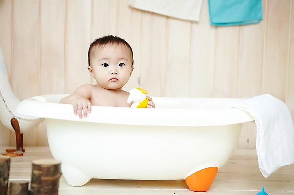 포토 JPG 스튜디오촬영 응시 여자 어린이라이프 오리 욕조 실내 한명 들기 사람 동양인 상반신 앞모습 위생용품 장난감 귀여움 목욕 한국인 아기 여자만 여자한명만 아기만 여자아기만 여자아기한명만 국내포토 1 라이프스타일 시선 어린이 뷰포인트 생활용품 컨셉 모션 조류 인종 내부 청결 파일형식