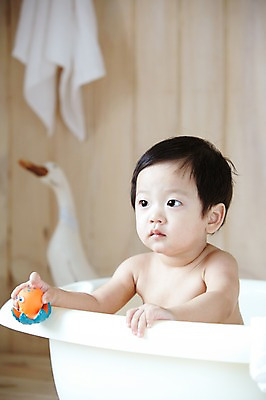 포토 JPG 스튜디오촬영 응시 남자 어린이라이프 오리 욕조 실내 한명 들기 사람 동양인 상반신 아웃포커스 수건 위생용품 장난감 귀여움 목욕 한국인 아기 남자만 남자한명만 아기만 남자아기만 남자아기한명만 국내포토 1 라이프스타일 시선 어린이 생활용품 컨셉 모션 조류 촬영기법 인종 내부 청결 파일형식