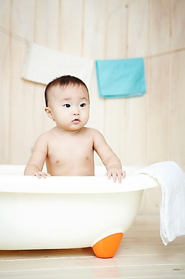 포토 JPG 스튜디오촬영 응시 여자 어린이라이프 욕조 실내 한명 사람 동양인 상반신 앞모습 위생용품 귀여움 목욕 한국인 아기 여자만 여자한명만 아기만 여자아기만 여자아기한명만 국내포토 1 라이프스타일 시선 어린이 뷰포인트 생활용품 컨셉 인종 내부 청결 파일형식