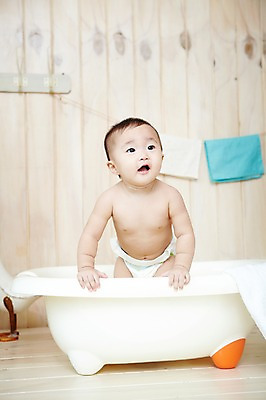 포토 JPG 스튜디오촬영 응시 여자 어린이라이프 욕조 실내 한명 서기 사람 동양인 앞모습 위생용품 귀여움 목욕 한국인 아기 기저귀 여자만 여자한명만 아기만 여자아기만 여자아기한명만 국내포토 1 라이프스타일 시선 어린이 뷰포인트 생활용품 컨셉 모션 인종 내부 청결 아기용품 파일형식