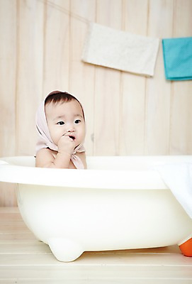포토 JPG 스튜디오촬영 응시 여자 어린이라이프 욕조 실내 한명 사람 동양인 상반신 옆모습 위생용품 귀여움 목욕 한국인 아기 보자기 여자만 여자한명만 아기만 여자아기만 여자아기한명만 국내포토 1 라이프스타일 시선 어린이 뷰포인트 생활용품 컨셉 인종 내부 청결 파일형식 천_직물