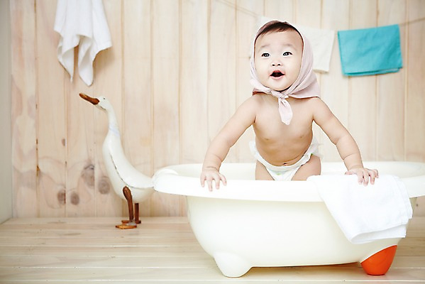 포토 JPG 스튜디오촬영 응시 여자 어린이라이프 오리 욕조 실내 한명 서기 미소 웃음 사람 동양인 앞모습 위생용품 귀여움 목욕 한국인 아기 보자기 기저귀 여자만 여자한명만 아기만 여자아기만 여자아기한명만 국내포토 1 라이프스타일 시선 어린이 뷰포인트 생활용품 컨셉 모션 조류 표정 인종 내부 청결 아기용품 파일형식 천_직물