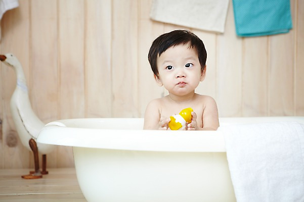 포토 JPG 스튜디오촬영 응시 남자 어린이라이프 오리 욕조 실내 한명 들기 사람 동양인 상반신 앞모습 수건 위생용품 장난감 귀여움 목욕 한국인 아기 남자만 남자한명만 아기만 남자아기만 남자아기한명만 국내포토 1 라이프스타일 시선 어린이 뷰포인트 생활용품 컨셉 모션 조류 인종 내부 청결 파일형식