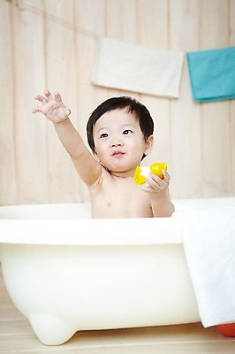 포토 JPG 스튜디오촬영 응시 남자 어린이라이프 욕조 실내 한명 들기 사람 동양인 손짓 상반신 앞모습 수건 위생용품 장난감 귀여움 목욕 한국인 아기 남자만 남자한명만 아기만 남자아기만 남자아기한명만 국내포토 1 라이프스타일 시선 어린이 뷰포인트 생활용품 컨셉 모션 인종 내부 청결 파일형식