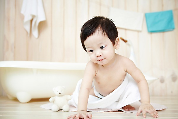 포토 JPG 스튜디오촬영 전신 남자 어린이라이프 인형 엎드리기 오리 욕조 실내 한명 사람 동양인 앞모습 아웃포커스 수건 위생용품 장난감 귀여움 목욕 곰인형 한국인 매트 아기 기저귀 남자만 남자한명만 아기만 남자아기만 남자아기한명만 국내포토 1 라이프스타일 어린이 뷰포인트 생활용품 컨셉 모션 조류 촬영기법 인종 내부 청결 아기용품 파일형식