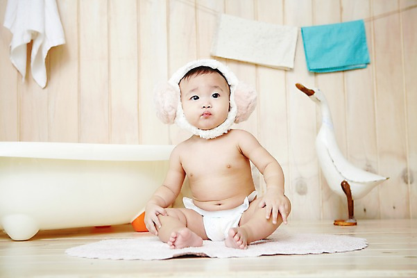 포토 JPG 스튜디오촬영 전신 응시 여자 어린이라이프 오리 욕조 실내 한명 사람 앉기 동양인 앞모습 수건 위생용품 귀여움 목욕 한국인 매트 아기 귀마개 기저귀 여자만 여자한명만 아기만 여자아기만 여자아기한명만 국내포토 1 라이프스타일 시선 잡화 어린이 뷰포인트 생활용품 컨셉 모션 조류 인종 내부 청결 아기용품 파일형식