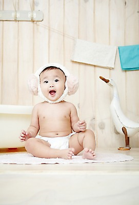 포토 JPG 스튜디오촬영 전신 응시 여자 어린이라이프 오리 욕조 실내 한명 사람 앉기 동양인 앞모습 수건 위생용품 귀여움 목욕 한국인 매트 아기 귀마개 기저귀 여자만 여자한명만 아기만 여자아기만 여자아기한명만 국내포토 1 라이프스타일 시선 잡화 어린이 뷰포인트 생활용품 컨셉 모션 조류 인종 내부 청결 아기용품 파일형식