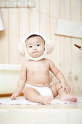 포토 JPG 스튜디오촬영 전신 응시 여자 어린이라이프 욕조 실내 한명 사람 앉기 동양인 앞모습 수건 위생용품 귀여움 목욕 한국인 매트 아기 귀마개 기저귀 여자만 여자한명만 아기만 여자아기만 여자아기한명만 국내포토 1 라이프스타일 시선 잡화 어린이 뷰포인트 생활용품 컨셉 모션 인종 내부 청결 아기용품 파일형식