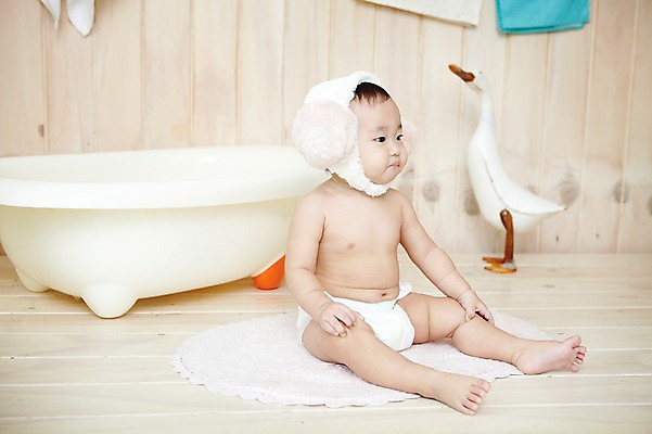 포토 JPG 스튜디오촬영 전신 응시 여자 어린이라이프 오리 욕조 실내 한명 사람 앉기 동양인 옆모습 수건 위생용품 귀여움 목욕 한국인 매트 아기 귀마개 기저귀 여자만 여자한명만 아기만 여자아기만 여자아기한명만 국내포토 1 라이프스타일 시선 잡화 어린이 뷰포인트 생활용품 컨셉 모션 조류 인종 내부 청결 아기용품 파일형식