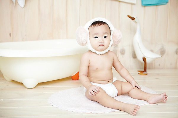 포토 JPG 스튜디오촬영 전신 응시 여자 어린이라이프 오리 욕조 실내 한명 사람 앉기 동양인 앞모습 위생용품 귀여움 목욕 한국인 매트 아기 귀마개 기저귀 여자만 여자한명만 아기만 여자아기만 여자아기한명만 국내포토 1 라이프스타일 시선 잡화 어린이 뷰포인트 생활용품 컨셉 모션 조류 인종 내부 청결 아기용품 파일형식