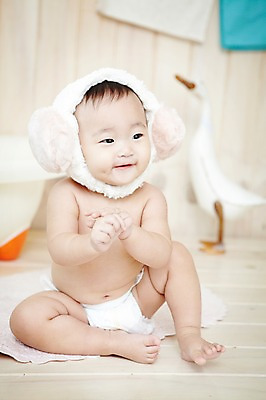 포토 JPG 스튜디오촬영 전신 응시 여자 어린이라이프 오리 욕조 실내 한명 미소 웃음 사람 앉기 동양인 앞모습 아웃포커스 수건 위생용품 귀여움 목욕 한국인 매트 아기 귀마개 기저귀 여자만 여자한명만 아기만 여자아기만 여자아기한명만 국내포토 1 라이프스타일 시선 잡화 어린이 뷰포인트 생활용품 컨셉 모션 조류 촬영기법 표정 인종 내부 청결 아기용품 파일형식