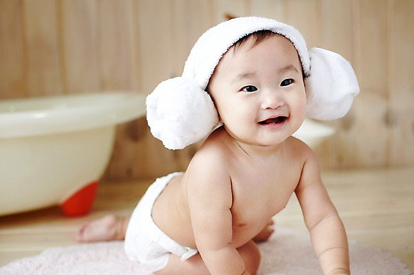 포토 JPG 스튜디오촬영 전신 응시 여자 어린이라이프 엎드리기 욕조 실내 한명 미소 웃음 사람 동양인 아웃포커스 수건 위생용품 귀여움 목욕 한국인 매트 아기 기저귀 여자만 여자한명만 아기만 여자아기만 여자아기한명만 국내포토 1 라이프스타일 시선 어린이 생활용품 컨셉 모션 촬영기법 표정 인종 내부 청결 아기용품 파일형식