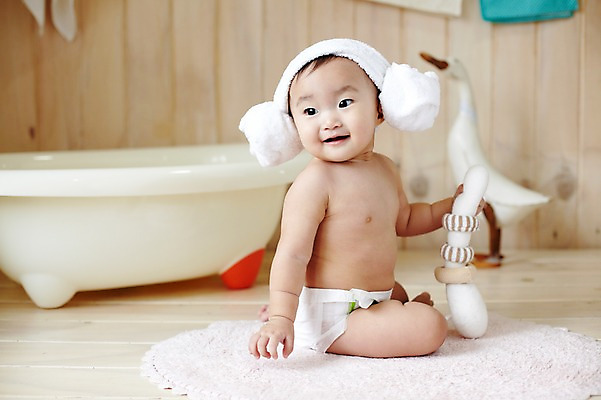 포토 JPG 스튜디오촬영 전신 응시 여자 어린이라이프 오리 욕조 실내 한명 미소 웃음 들기 사람 앉기 동양인 옆모습 수건 위생용품 장난감 귀여움 목욕 한국인 매트 아기 기저귀 여자만 여자한명만 아기만 여자아기만 여자아기한명만 국내포토 1 라이프스타일 시선 어린이 뷰포인트 생활용품 컨셉 모션 조류 표정 인종 내부 청결 아기용품 파일형식