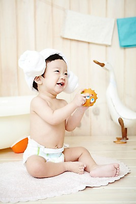 포토 JPG 스튜디오촬영 전신 응시 남자 어린이라이프 오리 욕조 실내 한명 미소 웃음 들기 사람 앉기 동양인 옆모습 수건 위생용품 장난감 귀여움 목욕 한국인 매트 아기 기저귀 남자만 남자한명만 아기만 남자아기만 남자아기한명만 국내포토 1 라이프스타일 시선 어린이 뷰포인트 생활용품 컨셉 모션 조류 표정 인종 내부 청결 아기용품 파일형식