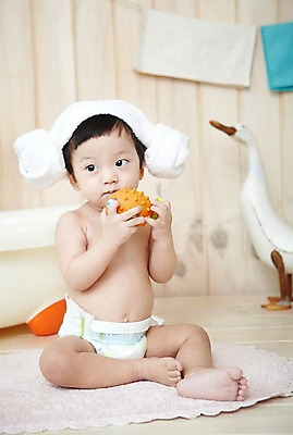 포토 JPG 스튜디오촬영 전신 응시 남자 어린이라이프 오리 욕조 실내 한명 들기 사람 앉기 동양인 앞모습 수건 위생용품 장난감 귀여움 목욕 한국인 매트 아기 기저귀 남자만 남자한명만 아기만 남자아기만 남자아기한명만 국내포토 1 라이프스타일 시선 어린이 뷰포인트 생활용품 컨셉 모션 조류 인종 내부 청결 아기용품 파일형식