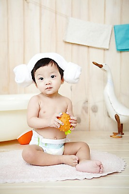 포토 JPG 스튜디오촬영 전신 남자 어린이라이프 오리 욕조 실내 한명 들기 사람 앉기 동양인 앞모습 수건 위생용품 장난감 귀여움 목욕 한국인 매트 아기 기저귀 남자만 남자한명만 아기만 남자아기만 남자아기한명만 국내포토 1 라이프스타일 어린이 뷰포인트 생활용품 컨셉 모션 조류 인종 내부 청결 아기용품 파일형식