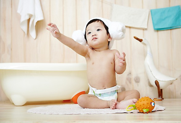 포토 JPG 스튜디오촬영 전신 응시 남자 어린이라이프 오리 욕조 실내 한명 사람 앉기 동양인 손짓 앞모습 수건 위생용품 장난감 귀여움 목욕 한국인 매트 아기 기저귀 남자만 남자한명만 아기만 남자아기만 남자아기한명만 국내포토 1 라이프스타일 시선 어린이 뷰포인트 생활용품 컨셉 모션 조류 인종 내부 청결 아기용품 파일형식