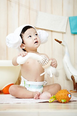 포토 JPG 스튜디오촬영 전신 응시 남자 어린이라이프 오리 욕조 실내 한명 들기 사람 앉기 동양인 앞모습 수건 위생용품 장난감 귀여움 목욕 한국인 매트 아기 기저귀 남자만 남자한명만 아기만 남자아기만 남자아기한명만 국내포토 1 라이프스타일 시선 어린이 뷰포인트 생활용품 컨셉 모션 조류 인종 내부 청결 아기용품 파일형식