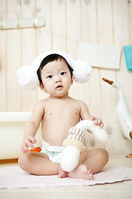 포토 JPG 스튜디오촬영 전신 남자 어린이라이프 오리 욕조 실내 한명 들기 사람 앉기 동양인 앞모습 수건 위생용품 장난감 귀여움 목욕 한국인 매트 아기 기저귀 남자만 남자한명만 아기만 남자아기만 남자아기한명만 국내포토 1 라이프스타일 어린이 뷰포인트 생활용품 컨셉 모션 조류 인종 내부 청결 아기용품 파일형식