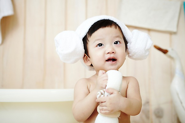 포토 JPG 스튜디오촬영 응시 남자 어린이라이프 오리 욕조 실내 한명 들기 사람 동양인 상반신 앞모습 아웃포커스 수건 위생용품 장난감 귀여움 목욕 한국인 아기 남자만 남자한명만 아기만 남자아기만 남자아기한명만 국내포토 1 라이프스타일 시선 어린이 뷰포인트 생활용품 컨셉 모션 조류 촬영기법 인종 내부 청결 파일형식