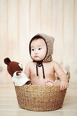 포토 JPG 스튜디오촬영 모자 잡화 여자 어린이라이프 인형 실내 한명 사람 앉기 동양인 앞모습 바구니 귀여움 한국인 아기 즐거움 여자만 여자한명만 아기만 여자아기만 여자아기한명만 국내포토 1 라이프스타일 감정 어린이 뷰포인트 컨셉 모션 인종 내부 파일형식