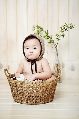 포토 JPG 스튜디오촬영 식물 모자 잡화 여자 어린이라이프 화분 인형 실내 한명 사람 앉기 동양인 앞모습 바구니 귀여움 한국인 아기 즐거움 여자만 여자한명만 아기만 여자아기만 여자아기한명만 국내포토 1 라이프스타일 감정 어린이 뷰포인트 컨셉 모션 인종 내부 파일형식