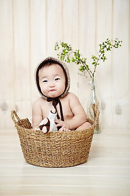 포토 JPG 스튜디오촬영 식물 모자 잡화 여자 어린이라이프 화분 인형 실내 한명 미소 웃음 사람 앉기 동양인 앞모습 바구니 귀여움 한국인 아기 즐거움 여자만 여자한명만 아기만 여자아기만 여자아기한명만 국내포토 1 라이프스타일 감정 어린이 뷰포인트 컨셉 모션 표정 인종 내부 파일형식
