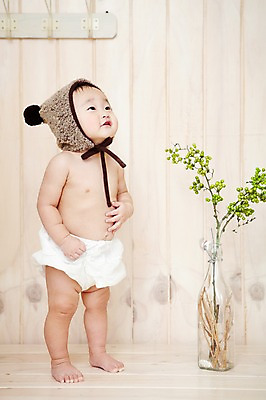 포토 JPG 스튜디오촬영 전신 식물 모자 응시 잡화 여자 어린이라이프 화분 실내 한명 서기 사람 동양인 귀여움 한국인 아기 즐거움 기저귀 여자만 여자한명만 아기만 여자아기만 여자아기한명만 국내포토 1 라이프스타일 시선 감정 어린이 컨셉 모션 인종 내부 아기용품 파일형식